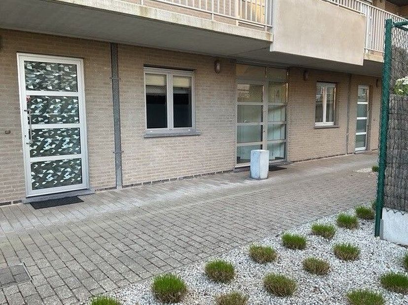 Mooi en rustig gelegen GELIJKVLOERS appartement te Westende, zo goed als NIEUW, op wandelafstand van de zee, omvattende o.a.: Inkomhal Ruime lichtrijk